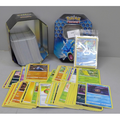 651 - 30 Holo/reverse holo 300 common/uncommon/rare Pokemon cards