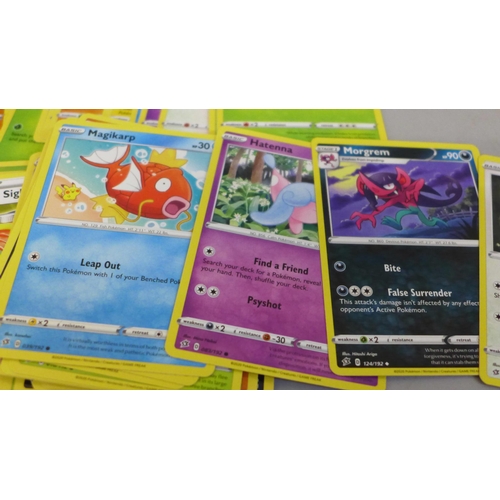 651 - 30 Holo/reverse holo 300 common/uncommon/rare Pokemon cards