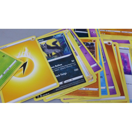 651 - 30 Holo/reverse holo 300 common/uncommon/rare Pokemon cards