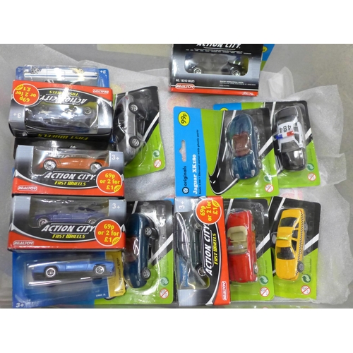 724 - Die-cast model vehicles, Hot Wheels and Action City, boxed