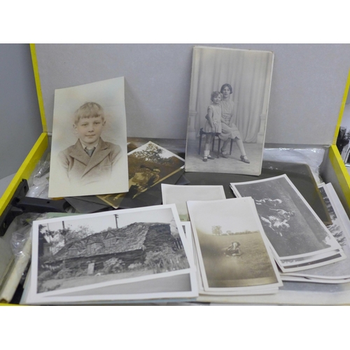 771 - A box of mixed black and white negatives and photographs