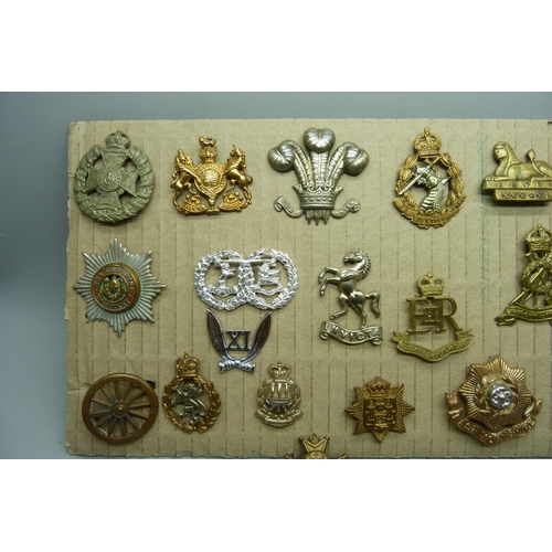 836 - Twenty regimental cap badges including East Yorkshire, Rifle Brigade, Dentist Corps, Gurkha, Pioneer... 