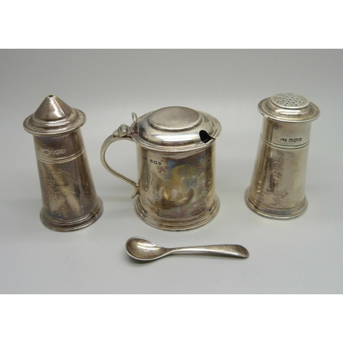 843 - A set of Viners silver condiments; mustard, salt and pepper pots and a mustard spoon, 240g, cased