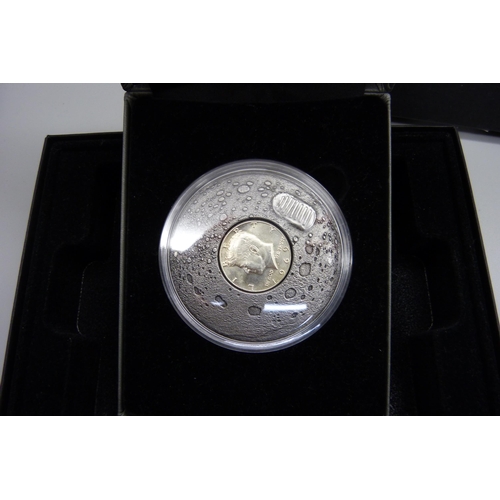 863 - A limited edition 1969 One Giant Leap coin, boxed with certificate