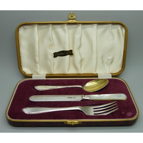 871 - A cased three piece silver christening gift set, Sheffield 1952, total weight 83g