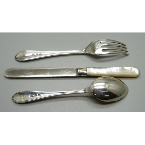 871 - A cased three piece silver christening gift set, Sheffield 1952, total weight 83g