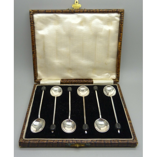 872 - A set of six silver coffee bean spoons, Sheffield 1915, cased, 45g