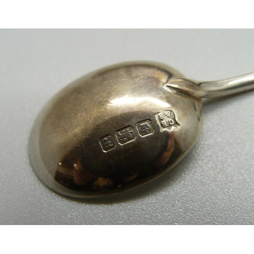 872 - A set of six silver coffee bean spoons, Sheffield 1915, cased, 45g