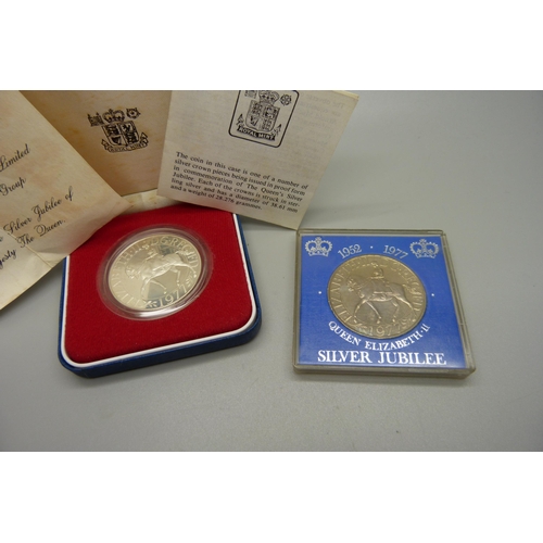 882 - A 1977 silver proof Jubilee crown with certificate and box and one other 1977 crown