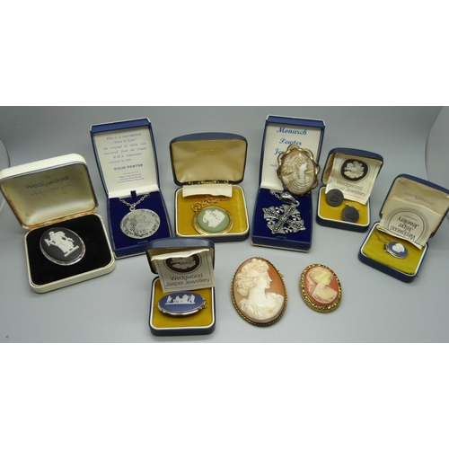 909 - Wedgwood set jewellery including a silver mounted pendant and silver gilt cufflinks, cameo brooches ... 