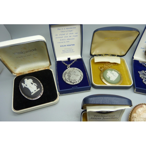 909 - Wedgwood set jewellery including a silver mounted pendant and silver gilt cufflinks, cameo brooches ... 