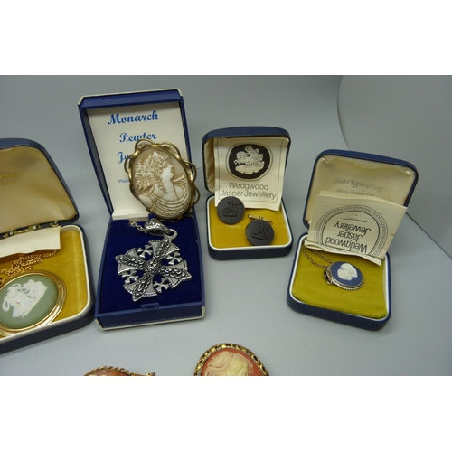 909 - Wedgwood set jewellery including a silver mounted pendant and silver gilt cufflinks, cameo brooches ... 