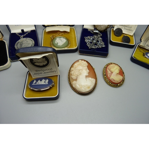 909 - Wedgwood set jewellery including a silver mounted pendant and silver gilt cufflinks, cameo brooches ... 