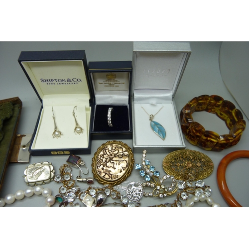 913 - Costume jewellery, vintage and later including 9ct gold and silver ring, rolled gold ring, silver je... 