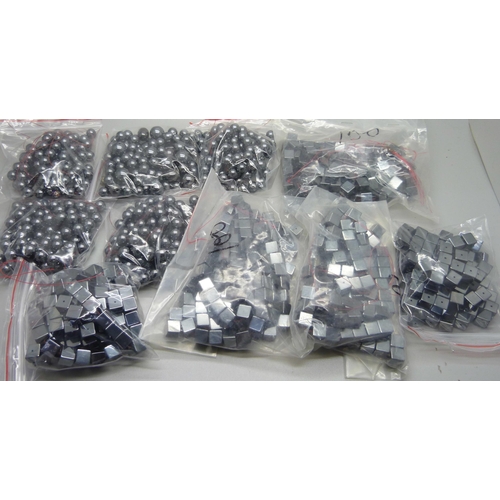 914 - 500 hematite square beads, 10mm x 10mm and 500 hematite beads, 10mm diameter