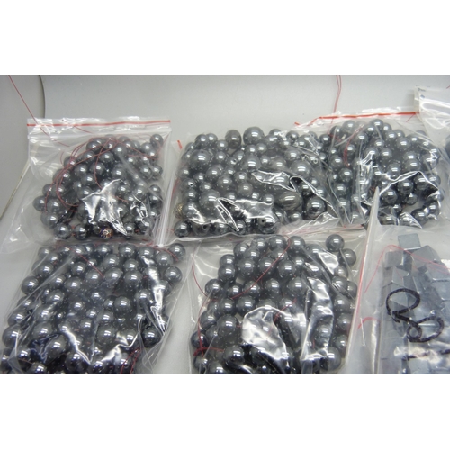 914 - 500 hematite square beads, 10mm x 10mm and 500 hematite beads, 10mm diameter