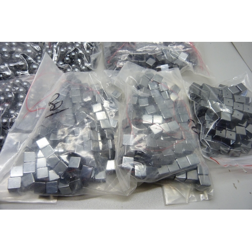 914 - 500 hematite square beads, 10mm x 10mm and 500 hematite beads, 10mm diameter