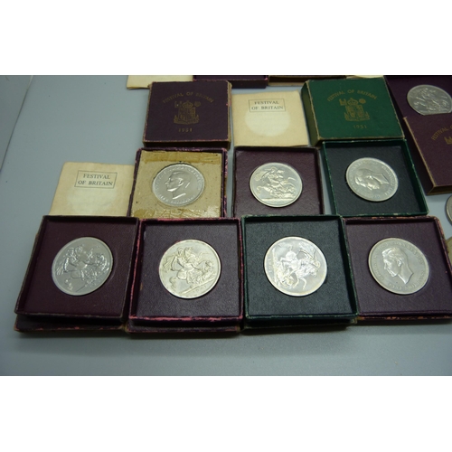 919 - Nine 1951 crowns, cased, two other 1951 crowns, fourteen 1953 crowns and a 1960 crown