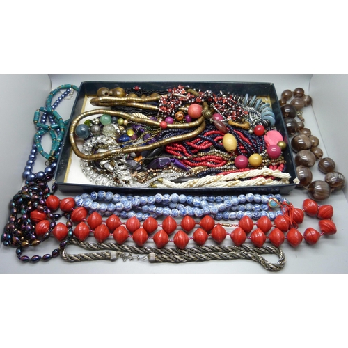 920 - Costume jewellery necklets