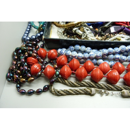 920 - Costume jewellery necklets