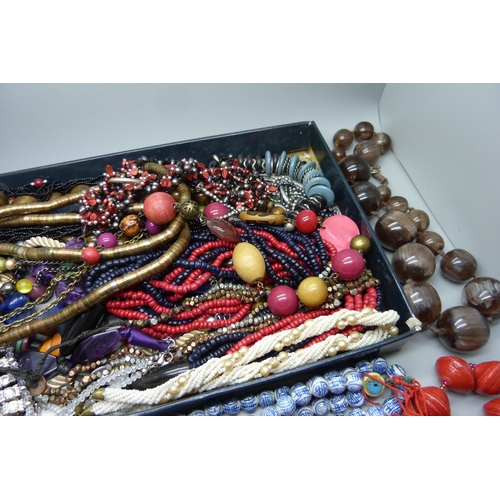 920 - Costume jewellery necklets