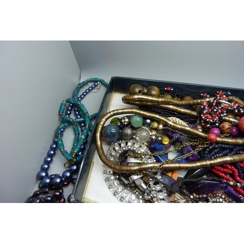 920 - Costume jewellery necklets