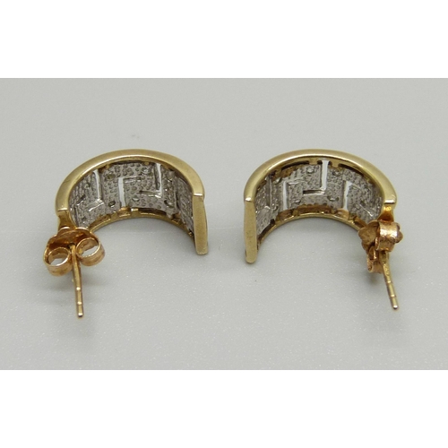 935 - A pair of 9ct gold cuff style earrings set with 22 diamonds, 2.6g