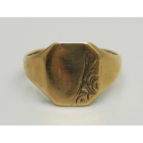 936 - A 9ct gold signet ring, 2.7g, N