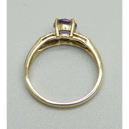 938 - A 9ct gold, amethyst and diamond ring, 2.3g, N