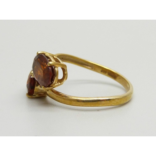 952 - A 9ct gold two stone crossover ring, 2.4g, L