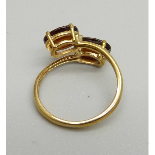 952 - A 9ct gold two stone crossover ring, 2.4g, L