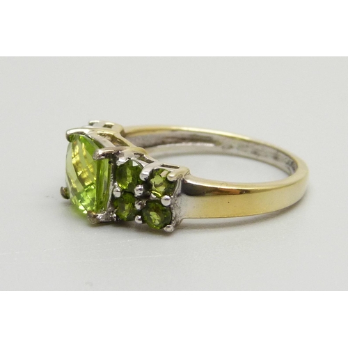 954 - A silver gilt and green diopside ring, N