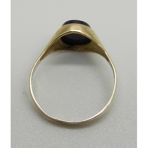 958 - A 9ct gold signet ring, 2g, Q/R