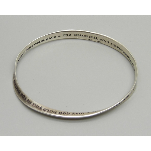 960 - A silver bangle with engraved Irish blessing, 'May the Road Rise to Meet You...', 13.4g