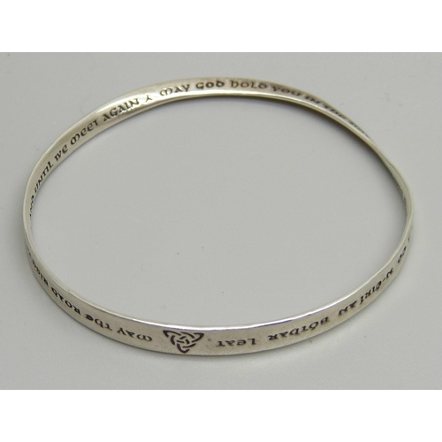 960 - A silver bangle with engraved Irish blessing, 'May the Road Rise to Meet You...', 13.4g