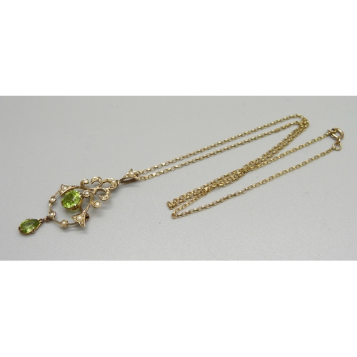 964 - An Edwardian 9ct gold, peridot and half pearl pendant with chain, 5.4g, chain 50cm