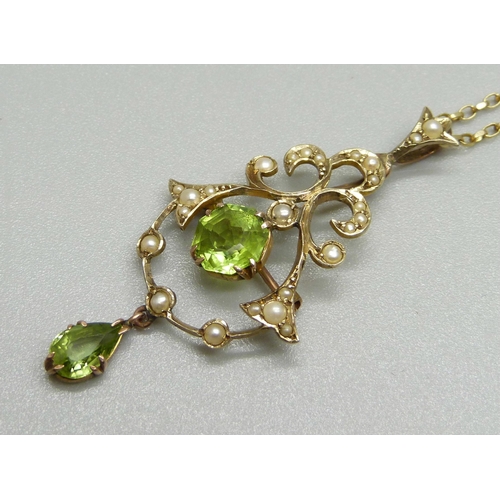 964 - An Edwardian 9ct gold, peridot and half pearl pendant with chain, 5.4g, chain 50cm