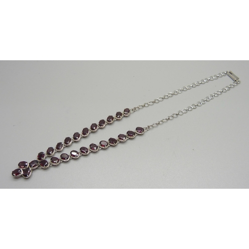 970 - A silver and garnet necklace