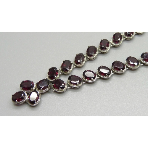 970 - A silver and garnet necklace