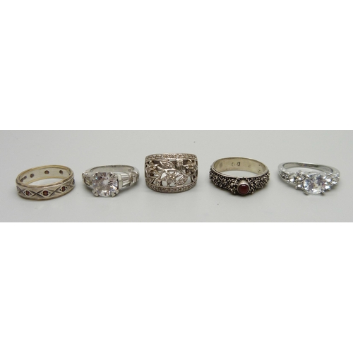 976 - Four silver rings and a 9ct gold and silver eternity ring