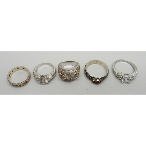 976 - Four silver rings and a 9ct gold and silver eternity ring