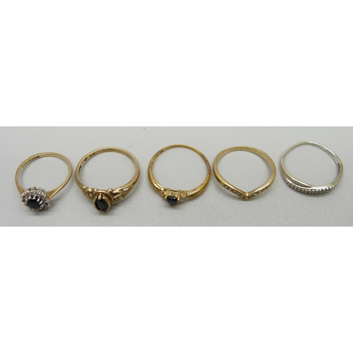 993 - Five 9ct gold rings, 6.4g, J, 2x M and 2x O, (one white gold)