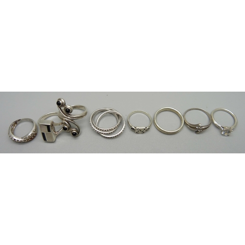 995 - Six silver rings and two white metal rings, total weight 28g, one lacking a small stone