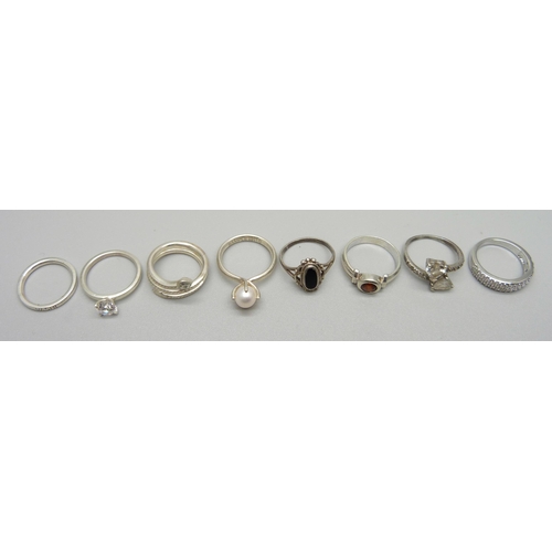 996 - Eight rings; four marked silver and four white metal, total weight 22g