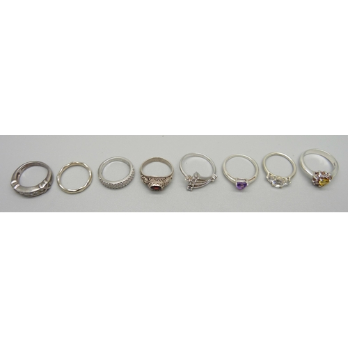 997 - Six silver rings and two white metal rings, total weight 23g