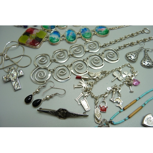 999 - A collection of silver and silver mounted jewellery