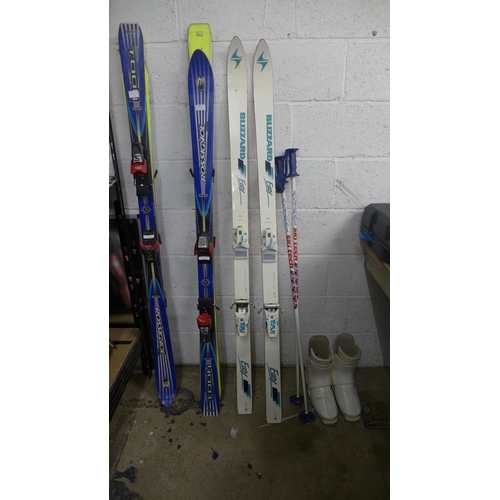 2050 - Three stets of skis and one set of boots