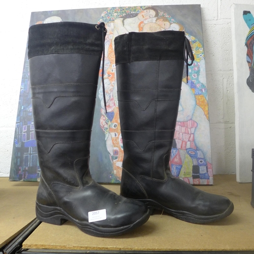 2057 - A pair of size 9 (EU 43) black leather boots