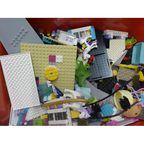 2075 - A quantity of LEGO, including Harry Potter and LEGO head storage box