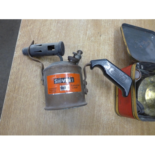 2094 - A Sievert blow lamp and a Primus camping stove